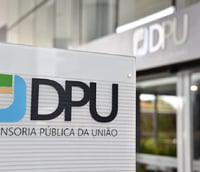 Placa com a logo da DPU (Foto: Agência Senado)