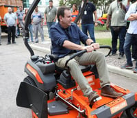 Prefeito Eduardo Paes pilotando um equipamento de limpeza da Comlurb (Foto: Divulgação/Eduardo Paes e Prefeitura do Rio)