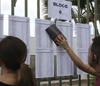 Pessoas verificando os locais de prova de concursos públicos (Foto: Valter Campanato/Agência Brasil)