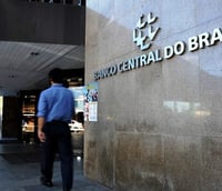 Homem caminhando em frente à sede do Banco Central, em Brasília (Foto: Divulgação)