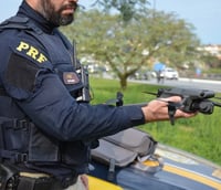 Policial rodoviário federal pilotando um drone (Foto: Governo Federal)