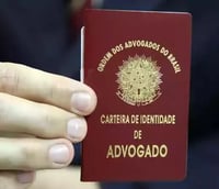 Homem segura carteira da OAB (Foto: Governo do Ceará)