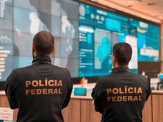 Agentes da PF de costas (Foto: Governo Federal)