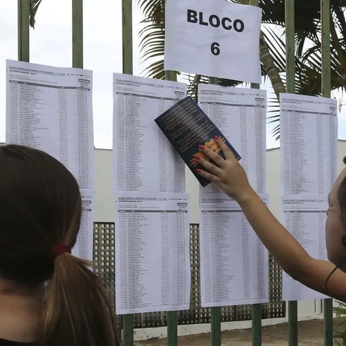 Candidatos verificando os locais de prova do concurso (Foto: Agência Brasil)