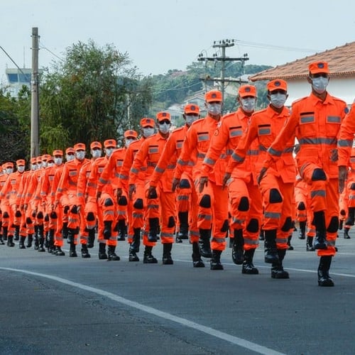 Bombeiros de Minas Gerais marchando em fila (Foto: Cristiano Machado/Agência Minas)
