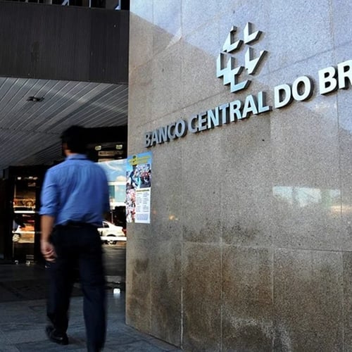 Homem caminhando em frente à sede do Banco Central, em Brasília (Foto: Divulgação)